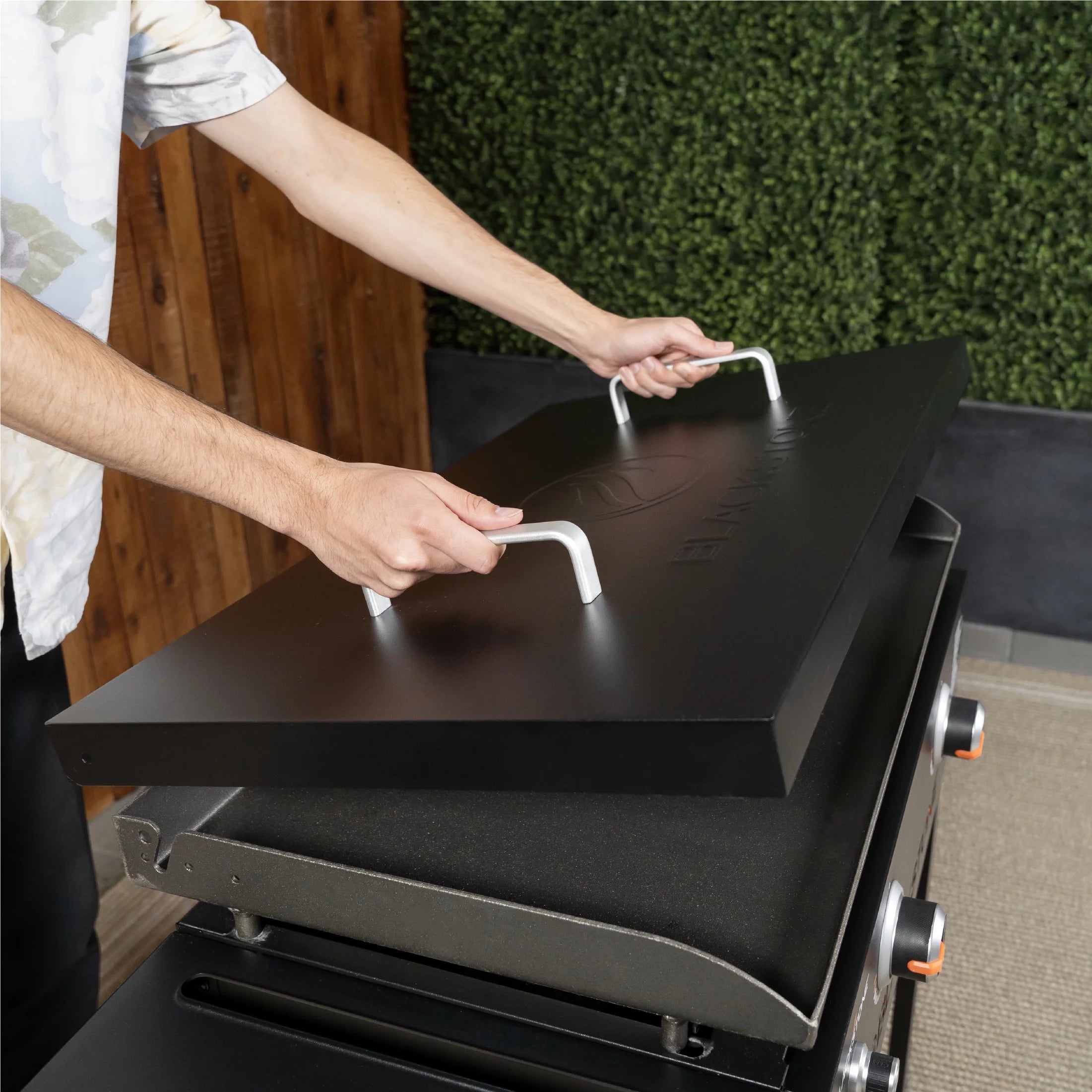 Blackstone Original Outdoor Griddle, 2-Burner 28" Propane Flat Top Grill with Hard Cover, Black